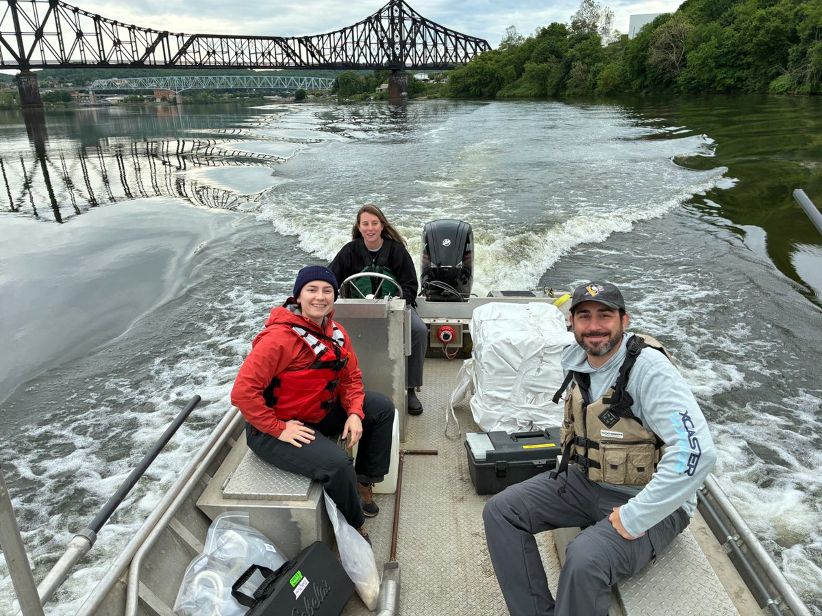 EPAregion3's tweet photo. 🌊🤝 Cooperative federalism in action! 
 
Recently, our biologists supported the @orsancochannel bimonthly water quality sampling program on the Ohio River at the Monaca monitoring station in Pennsylvania, using an EPA research boat. 🚤 
 
This program, launched in 1975, provides critical data for assessing water quality. The data collected helps our state partners in Pennsylvania identify polluted waters, track changes over time, ensure polluters follow environmental regulations and are held accountable. 🌊🔍