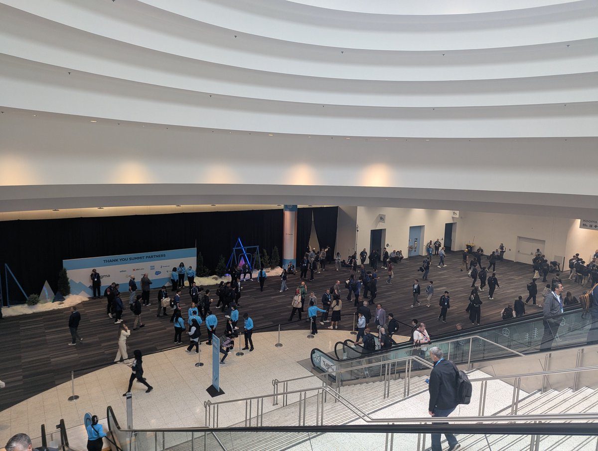 foursue's tweet photo. NO KEYNOTE
#SnowflakeSummit！！！
（初めてのことにみんな混乱している） https://t.co/q9fI1Wnk8F