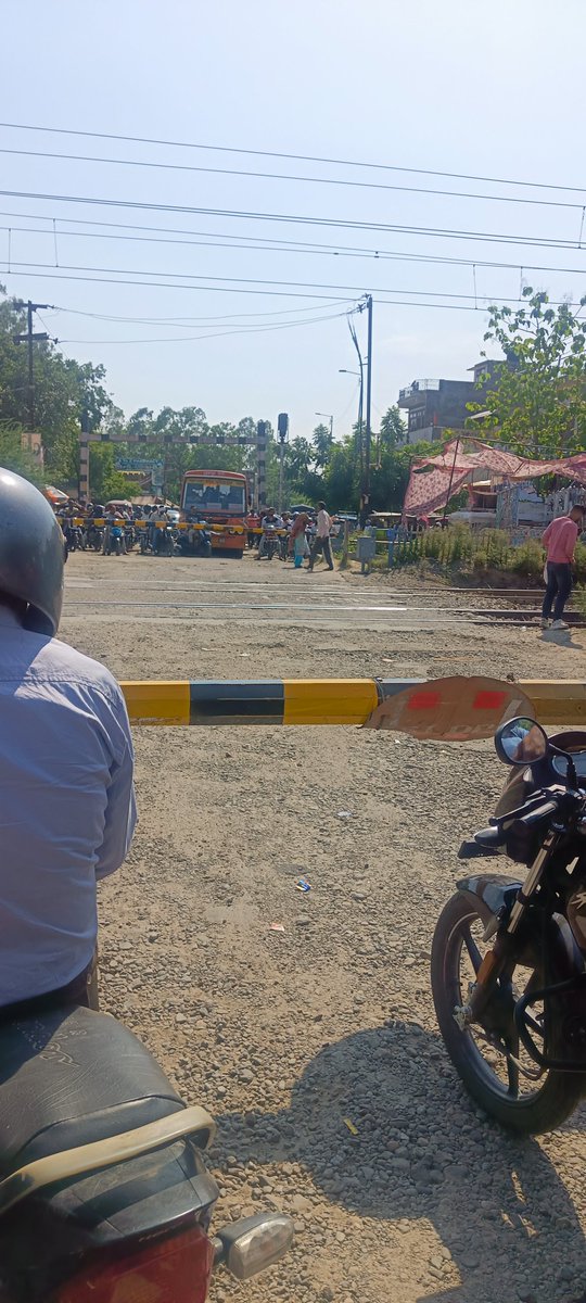 Pridemunda's tweet photo. 1/2
ये उत्तर प्रदेश के जिला बिजनौर में नगीना फाटक है,यहां पर कितनी बार एम्बुलेंस तक फंसी रह जाती है,जिसके कारण किसी परिवार का सदस्य जिला अस्पताल या अन्य अस्पताल वक़्त पर नहीं पहुंच पाते और अपने परिजनों से बिछड़ जाते है..... https://t.co/rwiJlZotp3