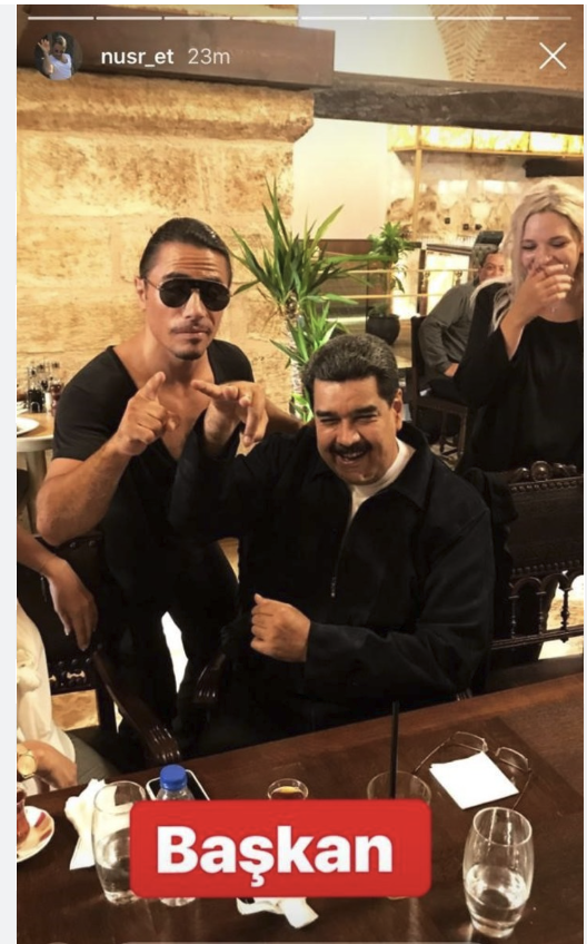 maibortpetit's tweet photo. 🔥 El restaurante de lujo Nusr-Et Steakhouse, propiedad de Nusret "Salt Bae" Gökçe, el mismo empresario que recibió públicamente a Nicolás Maduro en Turquía, ya abrió sus puertas en Ciudad de México dentro del St. Regis.

Ahora estalla la polémica porque Jesús Ernesto López Gutiérrez, hijo menor de AMLO, apareció fotografiado en el exclusivo establecimiento, generando una fuerte reacción en redes sociales y reabriendo el debate sobre la distancia entre el discurso político y los círculos del poder y el lujo.

La imagen es políticamente explosiva: el mismo restaurante asociado durante años a las fotografías de Maduro en Turquía ahora se convierte en escenario de una controversia que golpea directamente a la familia del expresidente mexicano.

En política, las fotos importan. Y algunas fotografías valen más que mil discursos.

#Mexico #AMLO #NusrEt #SaltBae #Maduro #CDMX #Politica #Geopolitica #MexicoNews #Venezuela