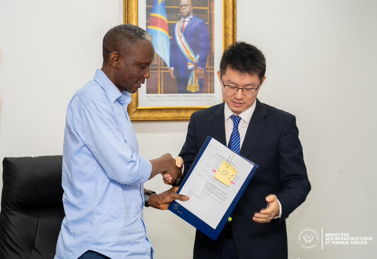 MinITP_RDC's tweet photo. Kinshasa, le 03 juin 2026. Le Ministre des Infrastructures et Travaux Publics (ITP), John Banza Lunda, a procédé à la signature officielle de trois contrats de travaux avec China First Highway Engineering Company Limited, Sinohydro Bureau 14 et le Groupement China Jiangxi International Economic. Inscrits dans le cadre du Projet d’appui à la connectivité et au transport (PACT), financé par la Banque mondiale, ces accords concernent le bitumage d’un tronçon de la Route Nationale n°2 (RN2) et la construction d’un pont sur la rivière Lualaba.

Une autoroute ultra-moderne pour matérialiser la « connectivité totale »

* Projet s’inscrivant dans la vision de connectivité nationale portée par le Chef de l’État, Félix Antoine Tshisekedi Tshilombo.
* Toute première véritable autoroute moderne en 2 × 2 voies, reliant à terme Mbuji-Mayi à Bukavu.

« La RN2 est l’exemple parfait de notre nouvelle approche : bâtir des routes modernes qui intègrent dès la conception des dispositifs innovants », a déclaré le Ministre.

480 km de bitume et le 3ème plus grand pont sur le fleuve Congo

- Les trois contrats signés portent sur le bitumage de 206 kilomètres de route allant de Mbanga jusqu'à la rivière Lualaba.
- Ces 206 kilomètres sont divisés en deux lots routiers d'environ 100 kilomètres chacun.
- Ces travaux viennent s'ajouter aux 280 kilomètres déjà en cours d'exécution entre Mbuji-Mayi, Kabinda et Mbanga.
- Ainsi, le réseau modernisé est porté à un total de 480 kilomètres.
- En plus de la chaussée, l'infrastructure intégrera des réservations pour le déploiement de la fibre optique et le transport de l'énergie électrique.
- L'autre grande attraction du projet est la construction d’un pont de 714 mètres linéaires sur la rivière Lualaba.
- Ce pont deviendra le troisième plus long pont jeté sur le fleuve Congo.
- Selon le Ministre John Banza Lunda, cet ouvrage aura l’avantage d’intégrer 2 × 2 voies de circulation.

Les chiffres clés du projet

* RN2 Mbanga – Lualaba : 206 km (2 × 2 voies).
* Délai d’exécution : 36 mois.
* Coût estimé : environ 150 millions USD.
* Pont sur la rivière Lualaba : 714 mètres.
* Délai d’exécution : 24 mois.
* Coût estimé : 37 millions USD.

Transparence et rigueur : un processus d’appel d’offres rigoureux

* Études techniques menées dès le début de l’année 2025.
* Phase de passation des marchés conforme aux directives de la Banque mondiale.
* Appel d’offres international et ouvert à tous.
* Évaluation technique stricte avant l’analyse des offres financières.
* Coûts obtenus autour de 150 millions USD pour les routes et 37 millions USD pour le pont.
* Coûts jugés extrêmement compétitifs au vu des standards exigés.

Prochaines étapes : Mobilisation et lancement en octobre

* Période de mobilisation de 4 mois pour acheminer le matériel et installer les bases de vie.
* Démarrage effectif des travaux fixé au mois d’octobre 2026.
* Réunion de cadrage technique prévue dès la semaine prochaine.
* Présentation du projet en présence des gouverneurs et des députés des provinces concernées.
* Tracé stratégique devant désenclaver le Kasaï-Oriental, la Lomami, le Maniema et le Sud-Kivu.

@Presidence_RDC 
@PrimatureRDC