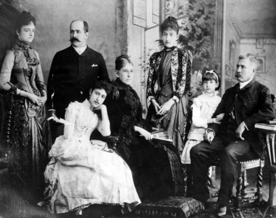 cronicabanqueta's tweet photo. ¿TE SUENA EL APELLIDO "DÍAZ"?
Porfirio Díaz tuvo 10 hijos, pero solo cuatro llegaron a la edad adulta (Amada y Porfirio Díaz Ortega, fruto de su matrimonio con Delfina Ortega, además de dos hijos fuera del matrimonio). La descendencia actual vive principalmente en México, es de clase media y ha forjado su vida alejada de la política.
👇🏼
Porfirio Díaz Ortega:
Fue el único hijo varón que sobrevivió. Se exilió en Francia y regresó a México en 1936 con su esposa María Luisa Raigosa y sus siete hijos. De esta línea provienen la mayoría de los miembros actuales.
María Eugenia Díaz Gastine:
Hija del ingeniero Manuel Díaz Raigosa (el último nieto del expresidente nacido en Francia).
Gabriela Bernal Pfennich (Tataranieta):
Es comunicóloga, creadora de contenido y productora. Se ha vuelto muy conocida en redes sociales (como TikTok) por aclarar que la familia no posee las grandes fortunas o privilegios que popularmente se cree, siendo personas dedicadas a sus profesiones.
Carlos Tello:
Tataranieto de Porfirio Díaz, reconocido escritor, académico y filósofo.
#CronicasDeBanqueta
#arturotrejo