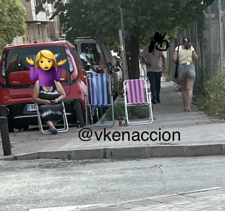 VKenaccion's tweet photo. Si los locales de hostelería con o sin licencia de terraza ocupan más espacio público del autorizado, nosotros haremos lo mismo.

Vamos a tomar la fresca en la calle que es de uso y disfrute de y para todos.

Que vengan a decirnos algo.

#Puentedevallecas https://t.co/tcmFFDqgpv