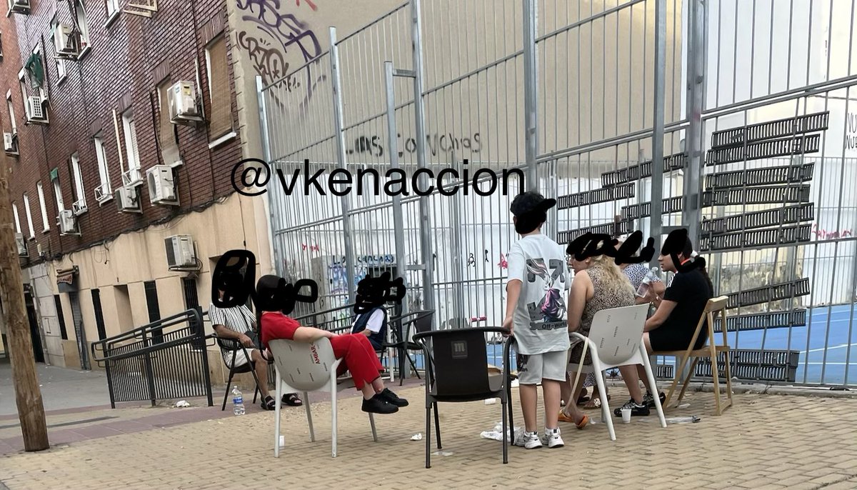 VKenaccion's tweet photo. Si los locales de hostelería con o sin licencia de terraza ocupan más espacio público del autorizado, nosotros haremos lo mismo.

Vamos a tomar la fresca en la calle que es de uso y disfrute de y para todos.

Que vengan a decirnos algo.

#Puentedevallecas https://t.co/tcmFFDqgpv