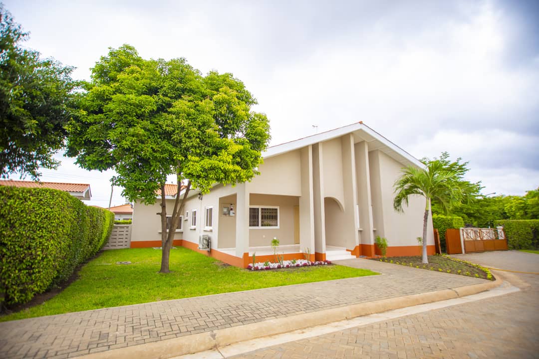 EfuaEver's tweet photo. 🏡 SELLING ‼️

🏠 3-Bedroom House for Sale 
📍 Platinum Place
💰 $350,000

FEATURES:
3 Spacious Bedrooms
1-Bedroom Boys’ Quarters
Shared Compound
Serene Environment
3-Tier Security Posts
Standby Generator for the Community

📞 Call/WhatsApp: 0548208345 for viewing. https://t.co/DelWYAPuMX