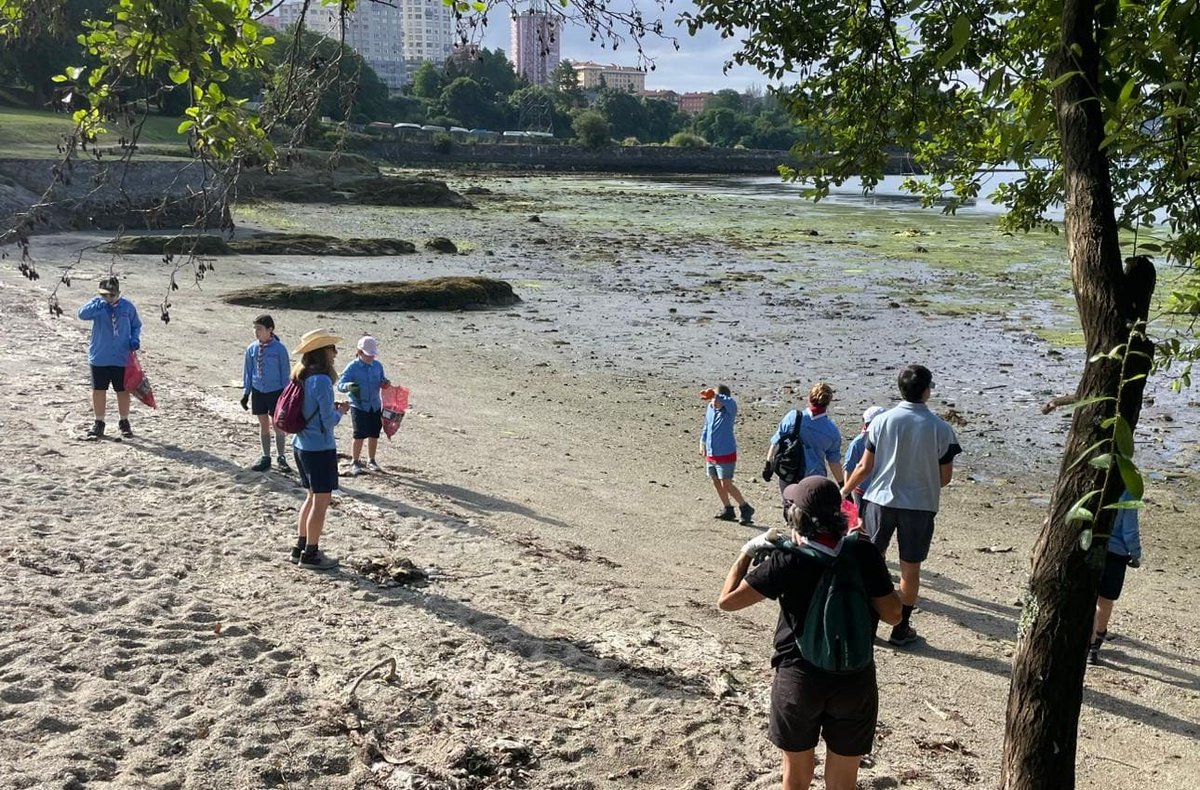 Ferrol360's tweet photo. ♻️ La campaña ‘En la playa, solo arena’, impulsada por Recinor y Rotary Club Ferrol, reunió a 60 voluntarios en Caranza.

🗑️ 600 kilos de residuos retirados.
💙 1.800 euros recaudados para Fundación Aperta.
https://t.co/mtxd1yULIG https://t.co/E8HL7iHqhr