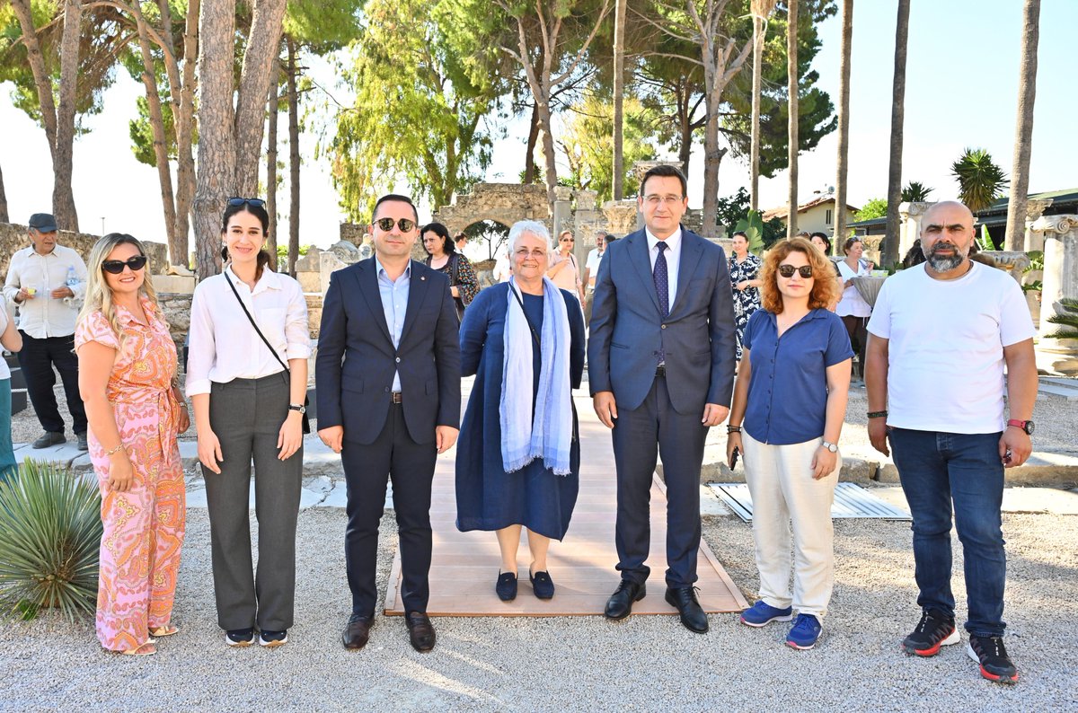 seydigngr's tweet photo. Kültür ve Turizm Bakanlığı Çini Sanatçısı Sn. Şule SIRCAN TÜTER’in küratörlüğünde, kursiyerleriyle birlikte hazırladığı “Sultanların Sofraları” adlı çini sergisinin Side Müzesi’nde gerçekleştirilen açılış programına katılım sağladık.

Tarihteki saray sofralarını çini sanatının özgün yorumu ile günümüze taşıyan bu anlamlı sergi, kadim kültürel mirasımızı sanatla buluşturarak ziyaretçilere tarih içinde bir yolculuk sunuyor.

Sergi, 7 Haziran tarihine kadar Side Müzesi’nde sanatseverlerin ziyaretine açık olacak.
Kültür, sanat ve turizmi bir araya getiren bu değerli çalışmaya emek veren başta Sn. Şule SIRCAN TÜTER olmak üzere kursiyerlerini ve katkı sunan herkesi tebrik ediyor, çalışmalarında başarılar diliyorum.

#MATSO2026
#Açılış
#Sergi
#CENNETMANAVGAT
#ÜyesimutlubirOdaekonomisigüçlübirManavgat