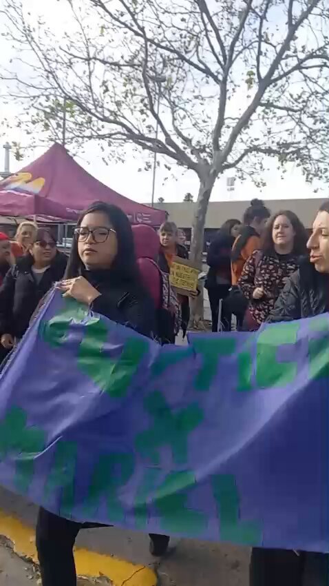 prensaobrera's tweet photo. JUSTICIA POR MARIEL Y POR AGOSTINA. 
FUE FEMICIDIO

Semaforazo en lugano. Familiares de Mariel, organizaciones, trabajadoras de los centros de salud y del sector de la discapacidad, la dirección general de mujeres y de la comisión de violencia de genero del gobierno de la ciudad. https://t.co/IAzdanHQeL