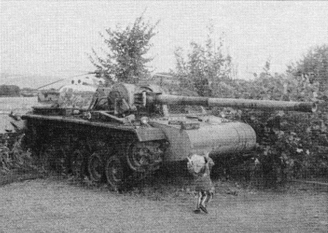 KrypTanko's tweet photo. Today's "Odd Tank" is the 🇩🇪 German 'Federung Versuchsträger'

Built in the 1970's, the Federung Versuchsträger or FVT testbed was a part of the Doppelrohr-Kasemattpanzer 'DRK project' to find a possible high mobility replacement for the Leopard 1. This example was used to test energy storage, the suspension system and coincidence firing with lasers which appear to be mounted to the fume extractor on the L7 gun. The first generation of test beds were all built on a M41 Walker Bulldog hull. 
This program would also result in the creation of the better known VT1-2.

It is unknown if the 105mm L7 gun on the FVT was a fully functioning gun.