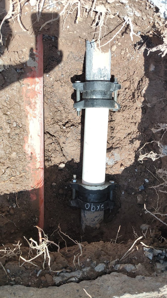 Interapas's tweet photo. 💧👷‍♂️Las cuadrillas de #Interapas realizaron la reparación de una fuga de agua en la calle Zeus, en el fracc. Villa Magna.

🔧Con estas acciones se evita el desperdicio de agua y se contribuye a mantener un mejor servicio para las y los habitantes de la zona.

#AguaPotable https://t.co/eKOjIPALnY