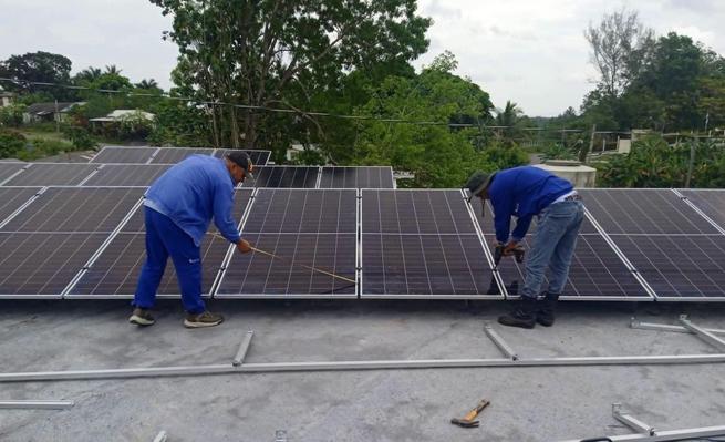 garcia_yec52416's tweet photo. Avanza @Etecsa_Cuba #PinardelRío en la instalación de módulos de paneles solares fotovoltaicos en los nodos principales de las cabeceras municipales; esta acción contribuye a reducir las afectaciones de los servicios en medio de la contingencia energética.
#EtecsaConCuba 🇨🇺 https://t.co/22NBPbpAag
