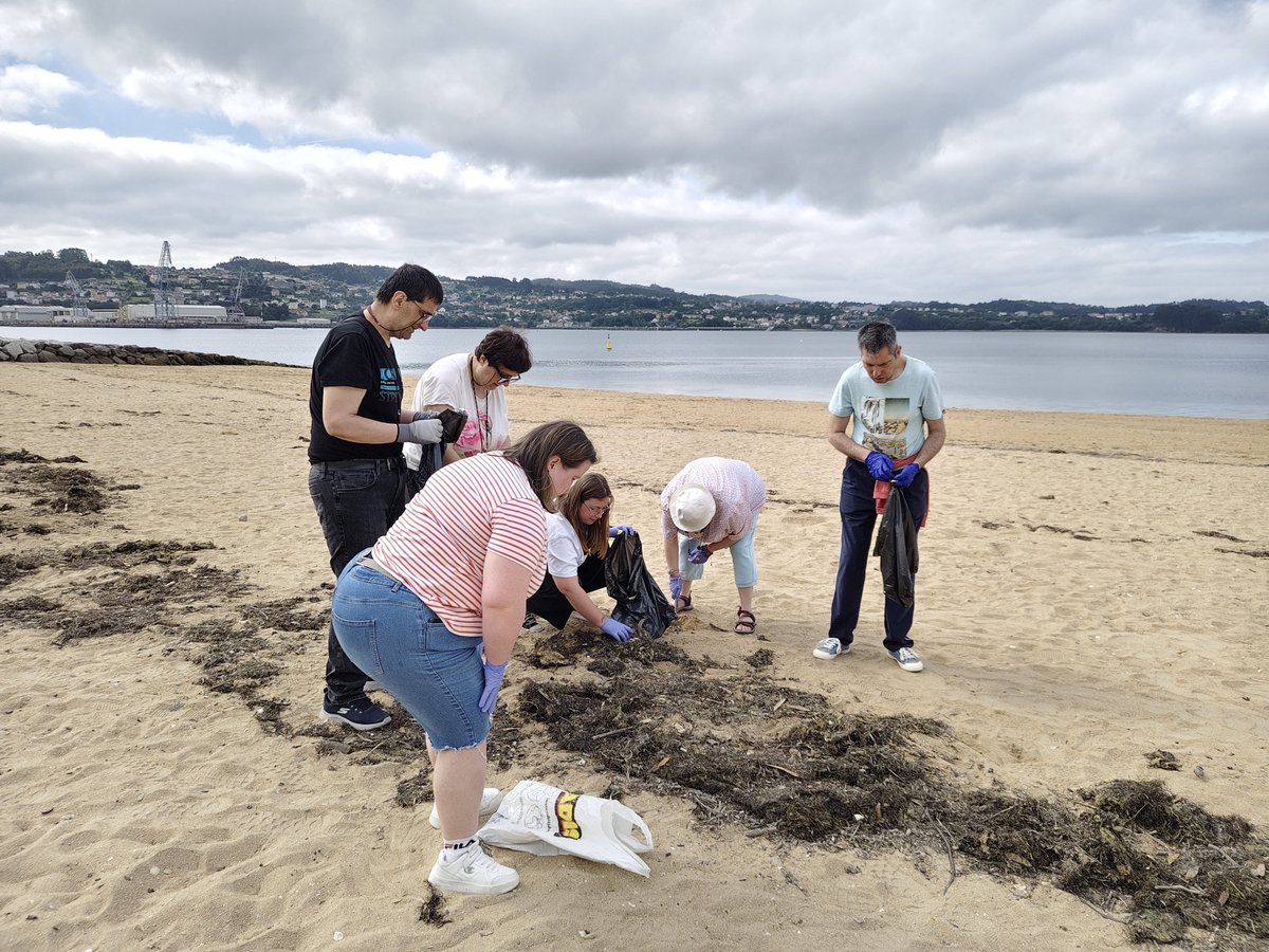 Ferrol360's tweet photo. ♻️ La campaña ‘En la playa, solo arena’, impulsada por Recinor y Rotary Club Ferrol, reunió a 60 voluntarios en Caranza.

🗑️ 600 kilos de residuos retirados.
💙 1.800 euros recaudados para Fundación Aperta.
https://t.co/mtxd1yULIG https://t.co/E8HL7iHqhr