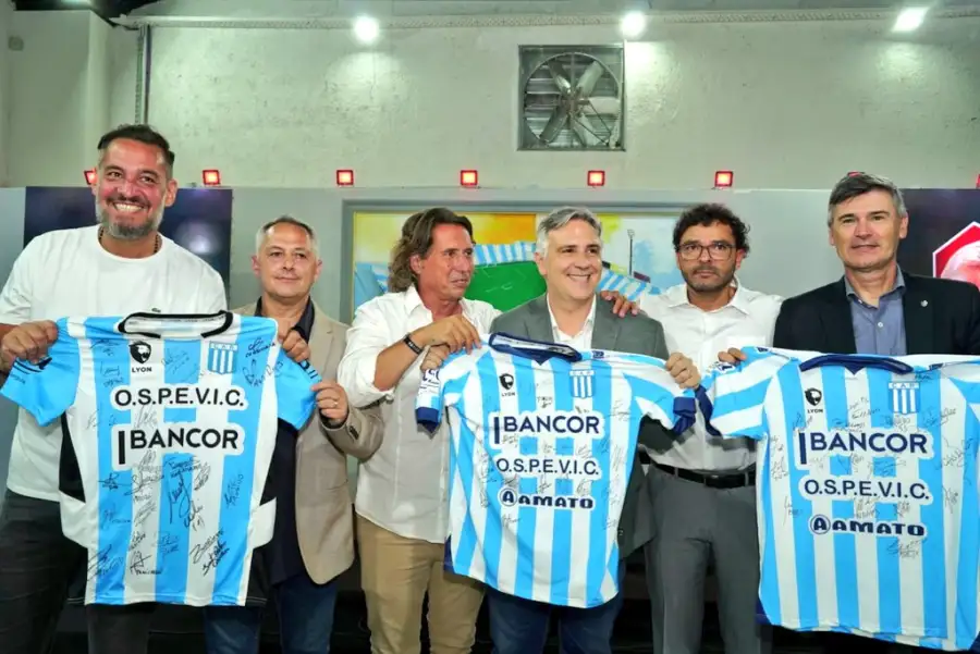 Cronopiolinyera's tweet photo. ESTE MISMO ? 
EL QUE ES BARRA DE RACING DE NUEVA ITALIA Y AMIGOTE DE #LLARYORA Y #PASSERINI ? https://t.co/ohLsfCWps4