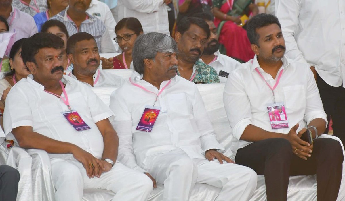 Krishank_BRS's tweet photo. It is a learning to closely see both these Mass Leaders of Lashkar with immense experience who have different styles with a great ground connect .... https://t.co/aADqqxSTui