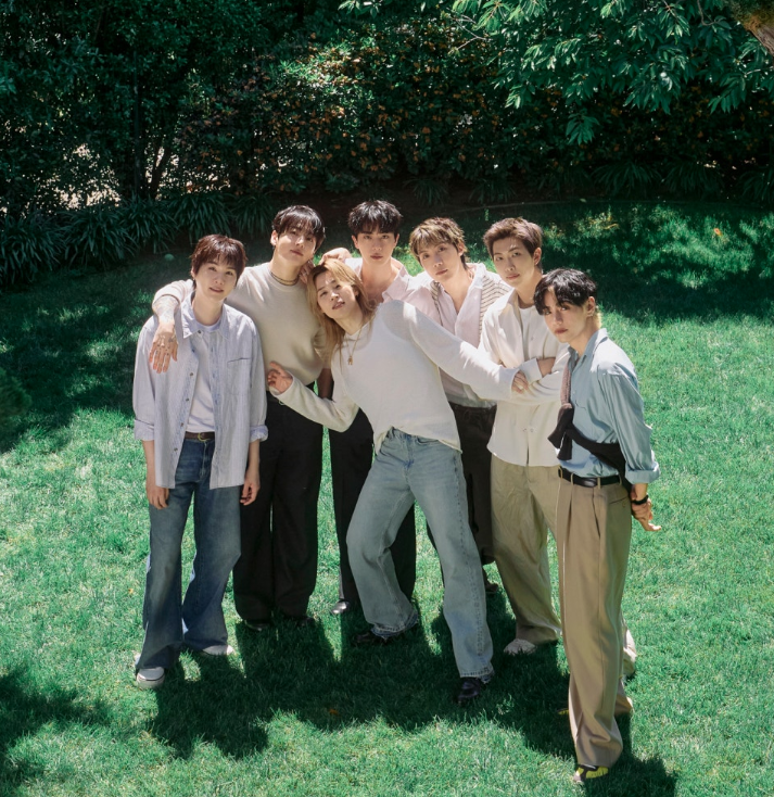 AboutMusicYT's tweet photo. Weverse has crashed following the release of BTS family photos for the 2026 Festa. https://t.co/GcfAkKgpkm