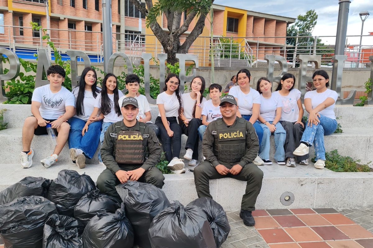 PoliciaCucuta's tweet photo. El Grupo de @ProteccionPonal a la Infancia junto a la Cívica Infantil y Juvenil, lideró la limpieza y embellecimiento del parque principal de Belén. 🍃

Promovemos entornos seguros, disciplina y hábitos saludables en los niños, niñas y adolescentes de Cúcuta. #JuntosPorLaNiñez https://t.co/AKqKUrKjtw