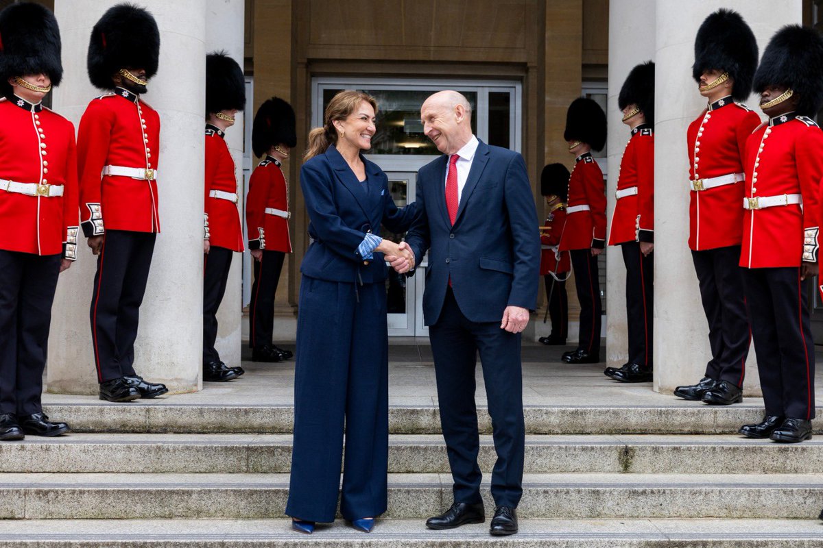 DefensieMin's tweet photo. Het VK en Nederland zijn goede vrienden. Vandaag sprak ik met mijn Britse collega John Healey over Oekraïne, veiligheid op zee en de NAVO. Helaas kwam later het vreselijke nieuws over de 3 omgekomen Britse marinemedewerkers. Onze gedachten zijn bij hun nabestaanden en collega’s. https://t.co/OSnIpkNyz4