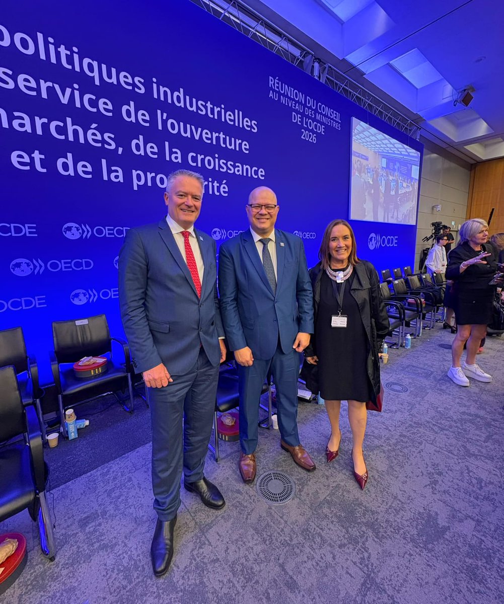 MEF_Paraguay's tweet photo. El ministro @osclov conversó con el secretario general de la @OCDE_fr, @MathiasCormann, en el marco del foro Políticas industriales alineadas con mercados abiertos, crecimiento y prosperidad, reafirmando el compromiso de cooperación y el trabajo conjunto. https://t.co/4JqXgo3SN3