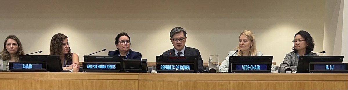 ROK_Mission's tweet photo. At @UN HQ today, H.E. Amb. Sangjin Kim, DPR of #ROK 🇰🇷, joined @UNHumanRights' launch of the publication marking 15 years of the Working Group on discrimination against women and girls — reaffirming ROK’s commitment to making the rights of women and girls "a lived reality, not a theoretical entitlement." 📚

#GenderEquality #WomensRights