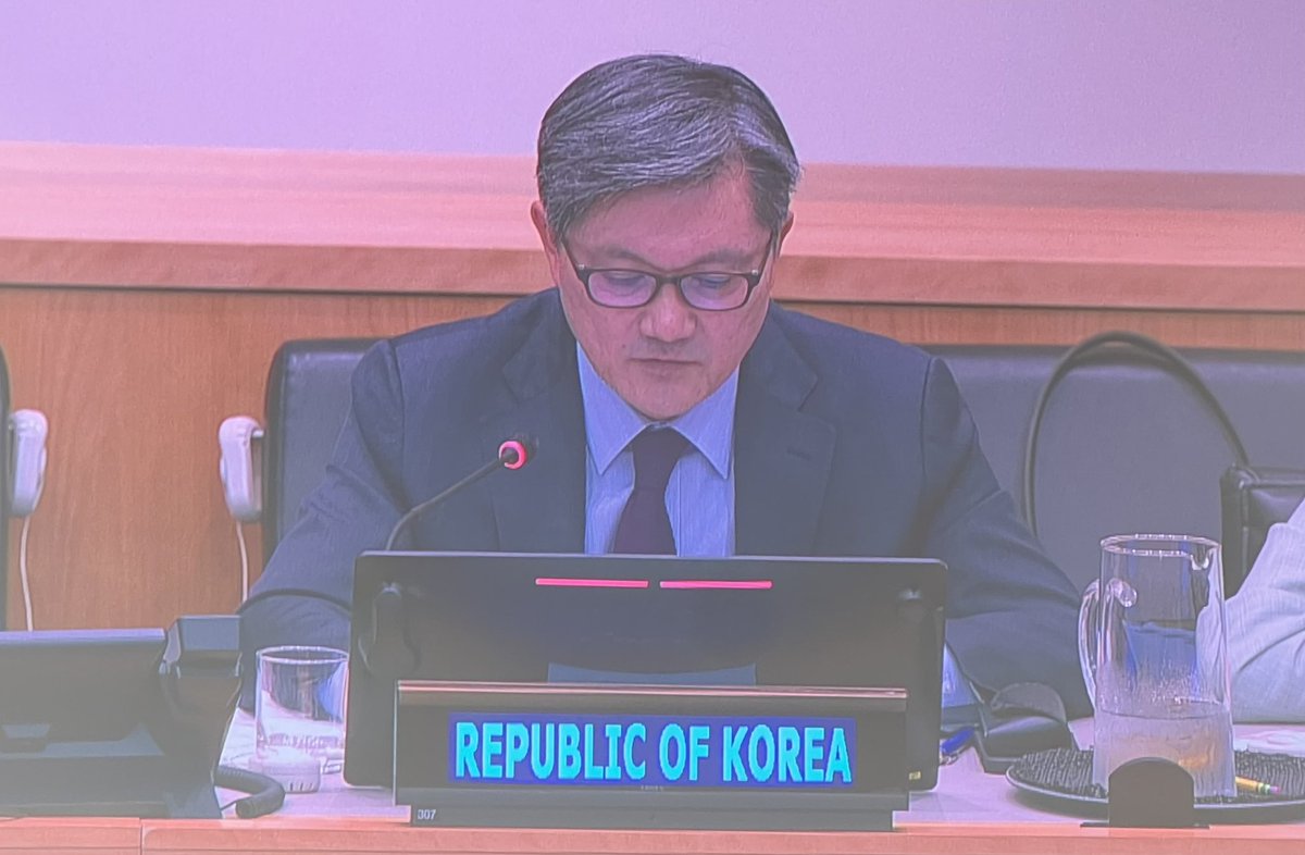 ROK_Mission's tweet photo. At @UN HQ today, H.E. Amb. Sangjin Kim, DPR of #ROK 🇰🇷, joined @UNHumanRights' launch of the publication marking 15 years of the Working Group on discrimination against women and girls — reaffirming ROK’s commitment to making the rights of women and girls "a lived reality, not a theoretical entitlement." 📚

#GenderEquality #WomensRights