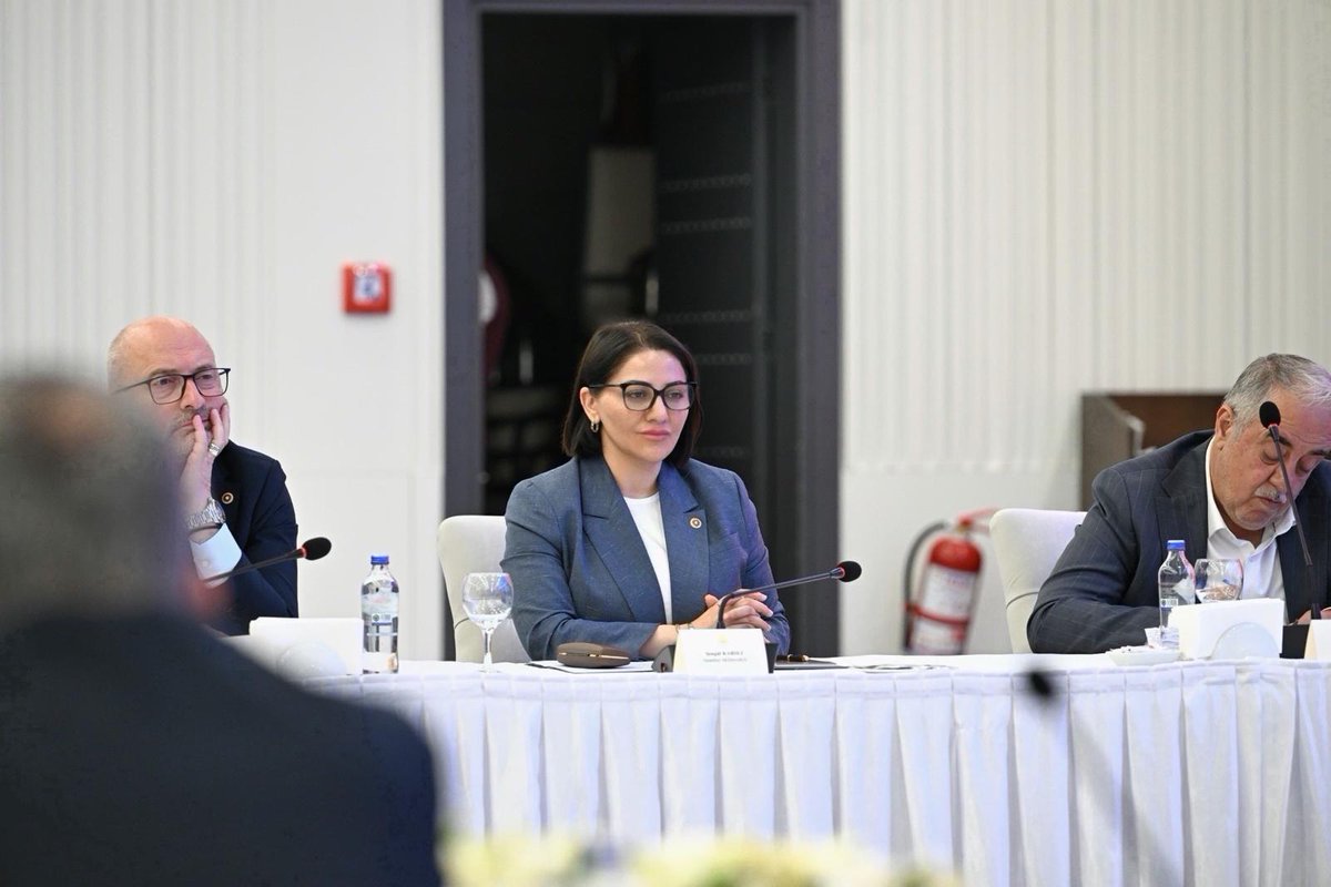 avsengulk's tweet photo. Adalet Bakanımız Sayın @abakingurlek'in ev sahipliğinde düzenlenen toplantıda; İstanbul'da vatandaşlarımızın, hak mücadelesi veren meslektaşlarımın ve sahanın bize emanet ettiği tespitlerini masaya taşıdık.

İstişarenin olduğu yerde çözüm iradesi vardır. Bu açıdan bir hukukçu olarak bu istişareyi son derece kıymetli buluyorum. Yasama ile yürütme erki birbirini ne kadar doğru anlar, aradaki köprüler ne kadar sağlam kurulursa, milletin devlete olan güveni o kadar perçinleniyor.

Sayın Bakanımıza ve ekibine kıymetli ev sahipliği için teşekkür ediyorum. Niyet halis, istikamet net.
@adalet_bakanlik
