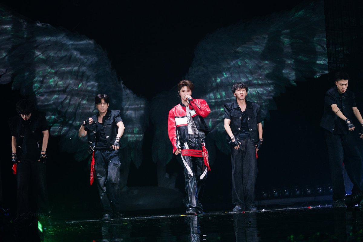 LEVINDONESIA's tweet photo. 030626 太平鸟Peacebird WX Official Photo 23P (4)

Penyanyi Wang Zihao LE'V
Terlebih lagi bernyanyi dengan penuh vitalitas
Pertunjukan berenergi tinggi terus membakar seluruh panggung.

#LEV #레비 #レビ
#WangZihao #왕즈하오 #王子浩 #ズハオ @LEV_Official_ https://t.co/nKuRly11XH