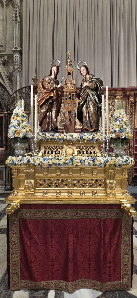 HdadSanGonzalo's tweet photo. ⚪️ CORPUS CHRISTI 2026 | SANTAS JUSTA Y RUFINA

⛪️ La Hermandad de San Gonzalo tendrá el honor de asumir este año la organización y el acompañamiento del paso de las Santas Justa y Rufina en la solemne procesión del Corpus Christi de Sevilla.

🤍 La presencia de las Santas Patronas de Sevilla en la procesión eucarística constituye una de las estampas más entrañables y tradicionales de esta celebración. Vinculadas históricamente al arrabal de Triana por su condición de alfareras y por la arraigada devoción que siempre les ha profesado nuestro barrio, las hermandades trianeras han venido manteniendo viva esta tradición, colaborando cada año en el cuidado y puesta en la calle de este histórico paso.

🤍 Para nuestra Hermandad supone una inmensa satisfacción poder contribuir nuevamente a engrandecer una celebración tan significativa para la Iglesia de Sevilla, poniendo nuestro trabajo y nuestra ilusión al servicio del Santísimo Sacramento y de esta querida tradición trianera.

🙏 Queremos destacar de manera especial el magnífico trabajo realizado por nuestro equipo de Priostía, responsable del montaje y preparación de todo el conjunto que acompañará a las Santas en la mañana del Corpus. Un esfuerzo constante, generoso y silencioso que vuelve a ponerse de manifiesto en cada detalle de nuestros Oficiales de Junta y el amplio equipo de colaboradores en este área de la Hermandad.

🤍 Del mismo modo, el elegante exorno floral aportado por @JaviGrado realzará la belleza del paso con la sensibilidad, el gusto y la personalidad que caracterizan las composiciones de nuestros priostes, este año basado e inspirado en la antigua y clásica cerámica trianera ofreciéndonos una estampa de añoranzas de otros tiempos…

🙏 Pero, sobre todo, queremos dedicar unas palabras de sincero agradecimiento a nuestros priostes. Su labor, muchas veces discreta y alejada de los focos, constituye uno de los pilares fundamentales de la vida de la Hermandad. Son incontables las horas de entrega, dedicación y cariño que regalan a San Gonzalo para hacer posible que cada altar, cada culto, cada salida y cada montaje alcancen la excelencia que todos admiramos.
Prioste Primero, D. Antonio Jesús Monge Navarro.
Prioste Segundo, D. José Antonio López Prieto.

🙏 Gracias por vuestro compromiso, por vuestra creatividad, por vuestro talento y por vuestra forma de entender el servicio a la Hermandad. Vuestra aportación artística y estética enriquece nuestro patrimonio y nos deja, una y otra vez, auténticos regalos para el disfrute de todos los hermanos y devotos.

✝️ Que las Santas Justa y Rufina bendigan vuestro trabajo y premien vuestra generosa entrega.

📸 HdadSanGonzalo

#CorpusSG26 #CorpusSevilla26