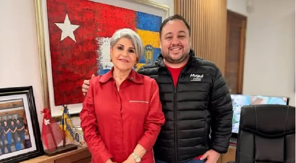 RdnPY's tweet photo. 💥 VIUDA DE LINO OVIEDO REAPARECE Y RESPALDA A PRECANDIDATO COLORADO EN LUQUE

Lino César Oviedo fue general del Ejército paraguayo y líder del extinto movimiento Unace, con fuerte protagonismo en la política nacional.

📍 Raquel Marín, su viuda, reapareció públicamente tras varios años de bajo perfil político y volvió a instalarse en la escena política del país.

Su reaparición se dio en la ciudad de Luque, donde expresó su respaldo al precandidato a intendente del Partido Colorado, Hugo Farías, en el marco de la interna partidaria. En el encuentro se destacó su acompañamiento al proyecto político local.

📸 El propio Hugo Farías difundió en redes sociales una fotografía del encuentro y confirmó el acercamiento político con Marín en apoyo a su candidatura.

📌 “Hoy recibimos la visita de la Sra. Raquel Marín de Oviedo”, publicó Farías, al referirse al apoyo manifestado durante la reunión en Luque.