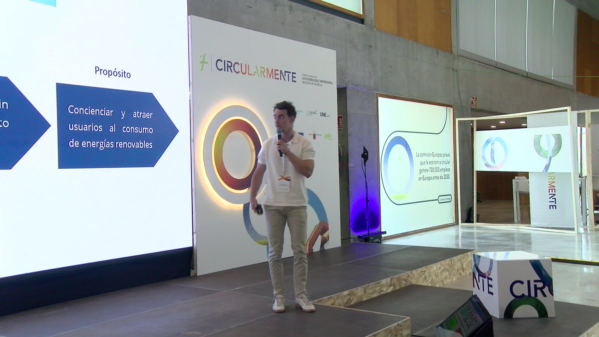 UCAM's tweet photo. ℹ️ La UCAM participa en la final del certamen regional ‘Circularmente’, dedicado a la Economía Circular.

🎓 Alejandra Poblador, estudiante de ADE, y Miguel Ángel Beltrán, estudiante de Ingeniería de Telecomunicaciones, han sido seleccionados entre los diez finalistas para exponer sus TFG.

👏 Ambos defendieron sus proyectos en el Auditorio Víctor Villegas ante empresarios, expertos y autoridades.

#TalentoUCAM