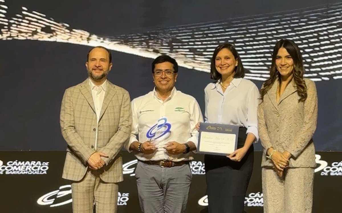 alcaldiabquilla's tweet photo. Barranquilla recibe reconocimiento por apuesta de sostenibilidad a través de @SiembraMas_.

Esta distinción, otorgada por la @Camarabaq reconoce el trabajo que durante 9 años hemos impulsado para hacer de nuestra ciudad un lugar más verde.

¡Seguiremos sembrando bienestar! https://t.co/B7CHS46eKJ