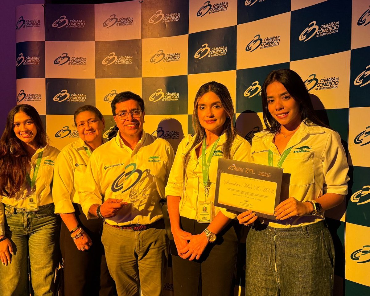 alcaldiabquilla's tweet photo. Barranquilla recibe reconocimiento por apuesta de sostenibilidad a través de @SiembraMas_.

Esta distinción, otorgada por la @Camarabaq reconoce el trabajo que durante 9 años hemos impulsado para hacer de nuestra ciudad un lugar más verde.

¡Seguiremos sembrando bienestar! https://t.co/B7CHS46eKJ