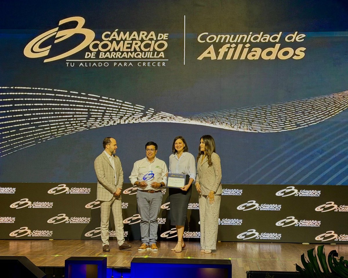 alcaldiabquilla's tweet photo. Barranquilla recibe reconocimiento por apuesta de sostenibilidad a través de @SiembraMas_.

Esta distinción, otorgada por la @Camarabaq reconoce el trabajo que durante 9 años hemos impulsado para hacer de nuestra ciudad un lugar más verde.

¡Seguiremos sembrando bienestar! https://t.co/B7CHS46eKJ