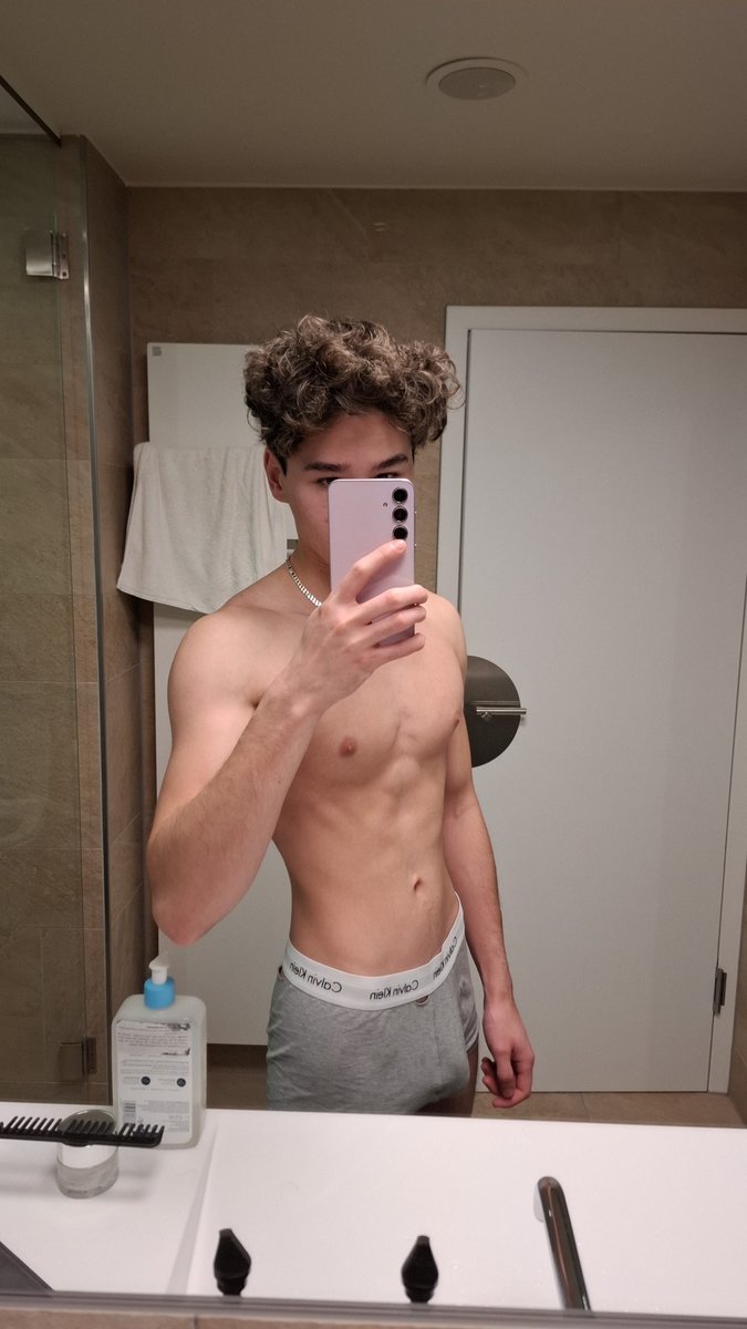 CurlyDavill's tweet photo. what do you call this body type? https://t.co/fWxI9xBxkF