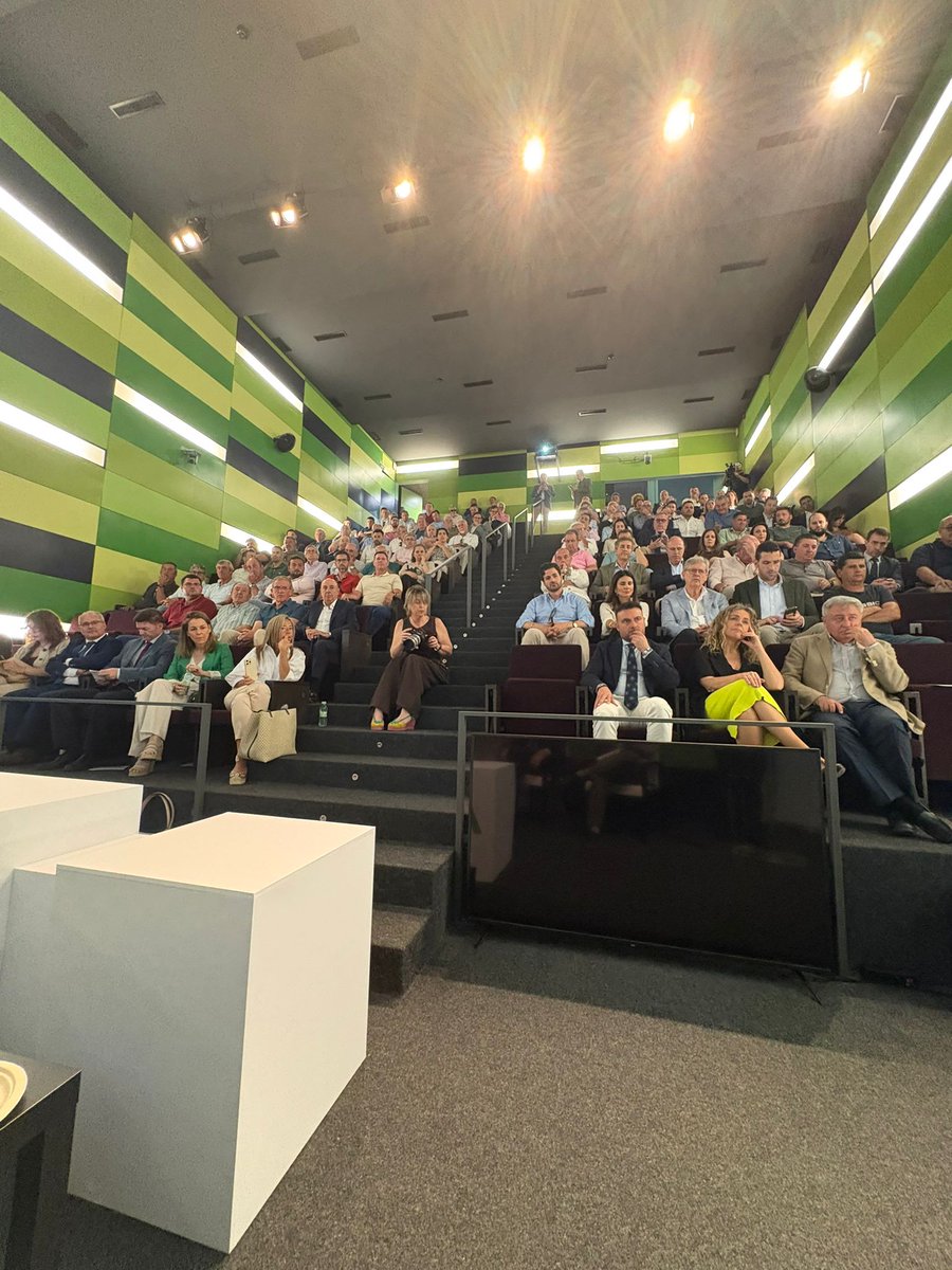 CoopsAgroAND's tweet photo. El vicepresidente de #CoopsAgroAND, Cristóbal Gallego, ha participado #hoy en #Jaen en una mesa redonda dentro de la jornada organizada por @AgroBank_CABK bajo el título 'La garantía hídrica como condición estratégica del agro andaluz' 💦💦
@caixabank https://t.co/vFksEPLVJS