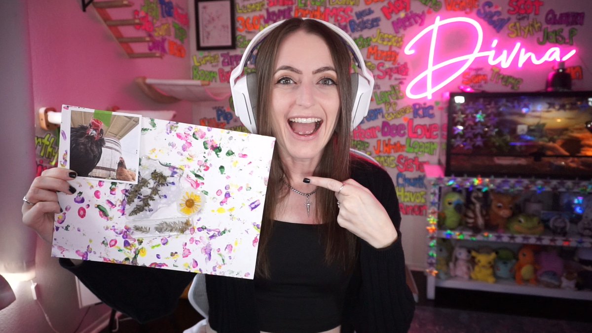 Divna33's tweet photo. guyssss look what I got in the mail!!! 😭💚 Thank you @AlveusSanctuary chickens for this masterpiece! 🐔🎨 https://t.co/s8t2b02BgW