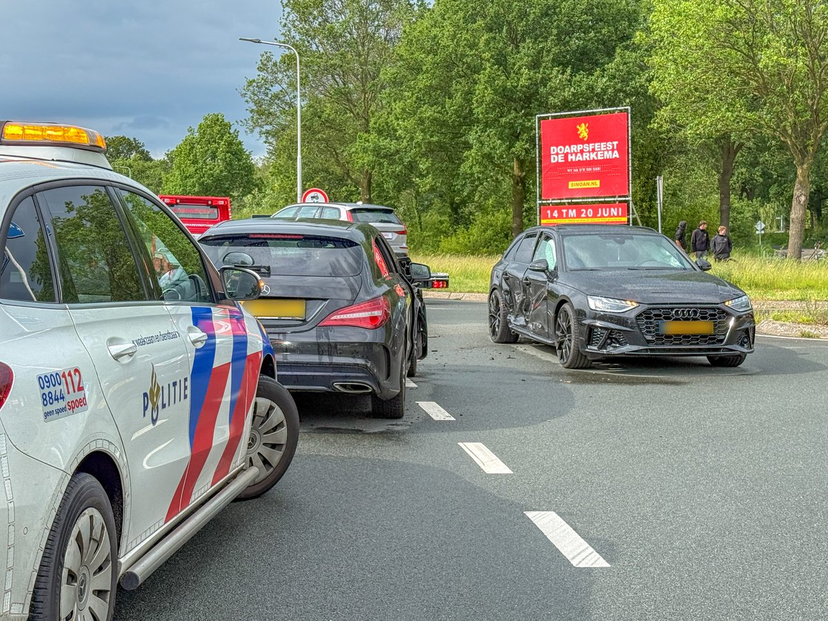 Veel schade na botsing op kruising N369 Harkema