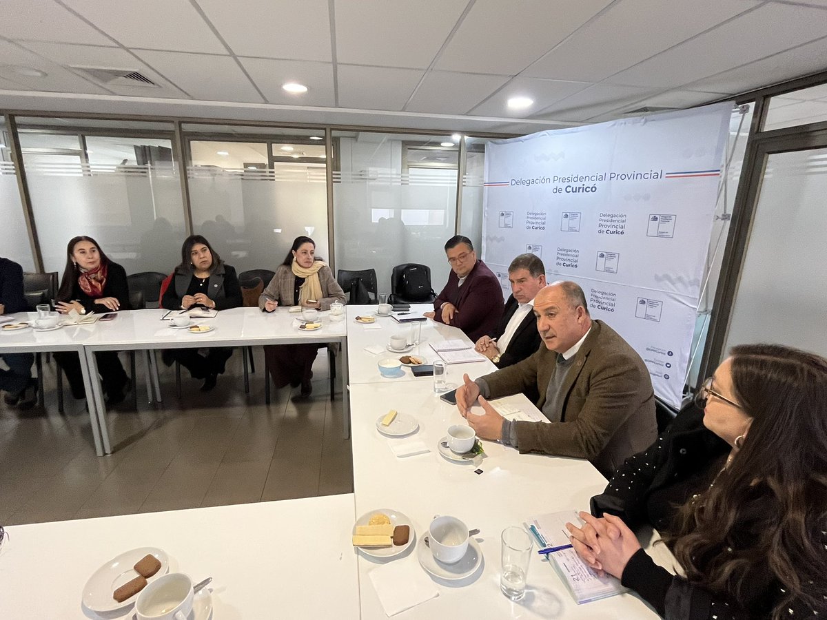 DPPCurico's tweet photo. La Delegación Presidencial Provincial de Curicó lideró una productiva Mesa de Trabajo con instituciones de educación superior, para sumar servicios y apoyo en los operativos de Gobierno en Terreno, con estudiantes de las diferentes carreras. https://t.co/sFS48PVdqQ