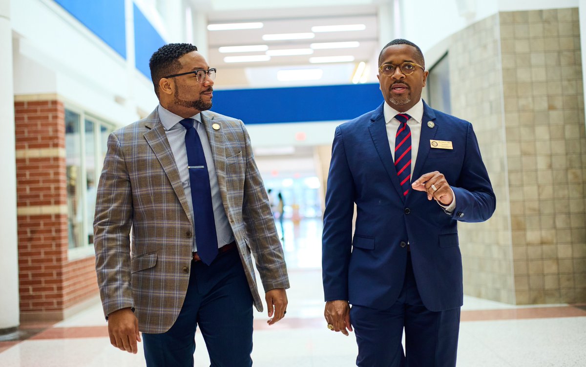 HoldsworthCentr's tweet photo. What separates a good superintendent from a great one? Nominating and developing the next generation of leaders. Dr. Tory Hill did exactly that for his Deputy Superintendent Michael Houston in our Aspiring Superintendent Accelerator. Read their story.
https://t.co/dwe3unuoAp https://t.co/ToHtWGCa5i