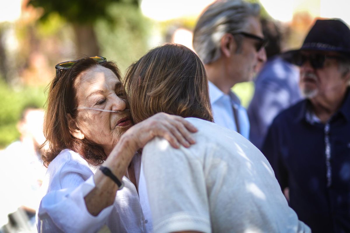 MarotoReyes's tweet photo. Esta tarde, Hortaleza ha dado un paso más para reconocer y preservar la memoria de uno de sus vecinos más ilustres: Héctor Alterio.

Junto a familiares, amigos y vecinos hemos acompañado un acto cargado de emoción para respaldar que este espacio público lleve el nombre de un maestro de la interpretación, referente indiscutible de la cultura y vecino querido de nuestro distrito.

Nos sentimos orgullosos de que nuestra iniciativa contribuya a mantener vivo el legado de una figura imprescindible de las artes escénicas.