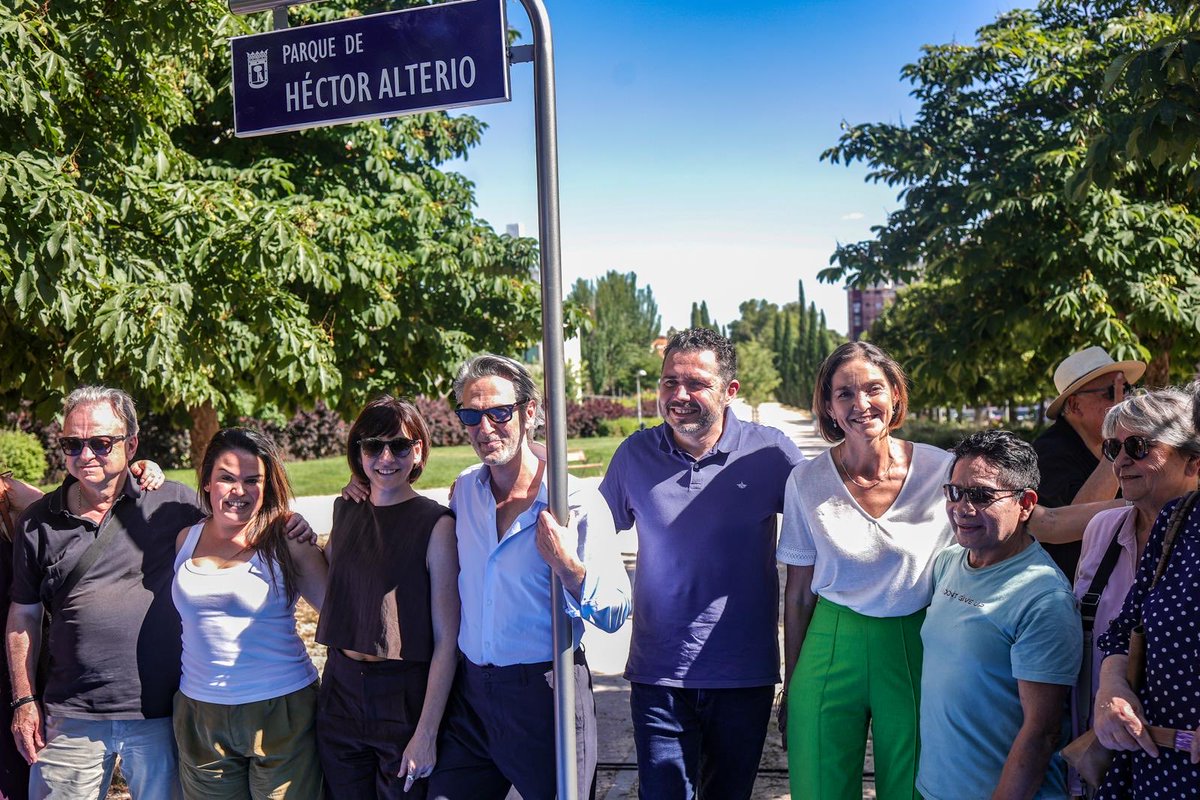 MarotoReyes's tweet photo. Esta tarde, Hortaleza ha dado un paso más para reconocer y preservar la memoria de uno de sus vecinos más ilustres: Héctor Alterio.

Junto a familiares, amigos y vecinos hemos acompañado un acto cargado de emoción para respaldar que este espacio público lleve el nombre de un maestro de la interpretación, referente indiscutible de la cultura y vecino querido de nuestro distrito.

Nos sentimos orgullosos de que nuestra iniciativa contribuya a mantener vivo el legado de una figura imprescindible de las artes escénicas.