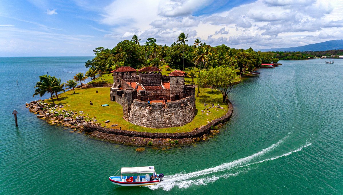 luisangelsas's tweet photo. El @InguatPrensa busca restaurar  por completo el Castillo de San Felipe. Uno de los más antiguos de Centroámerica. Construido en el siglo XVII y abandonado en 1817.  Se colocará una campana de hierro fundido. El área de calabozos será recreado para vivir la experiencia y se pondrán luces led.  Las empresas interesadas tienen hasta el 13 de julio para presentar sus ofertas.