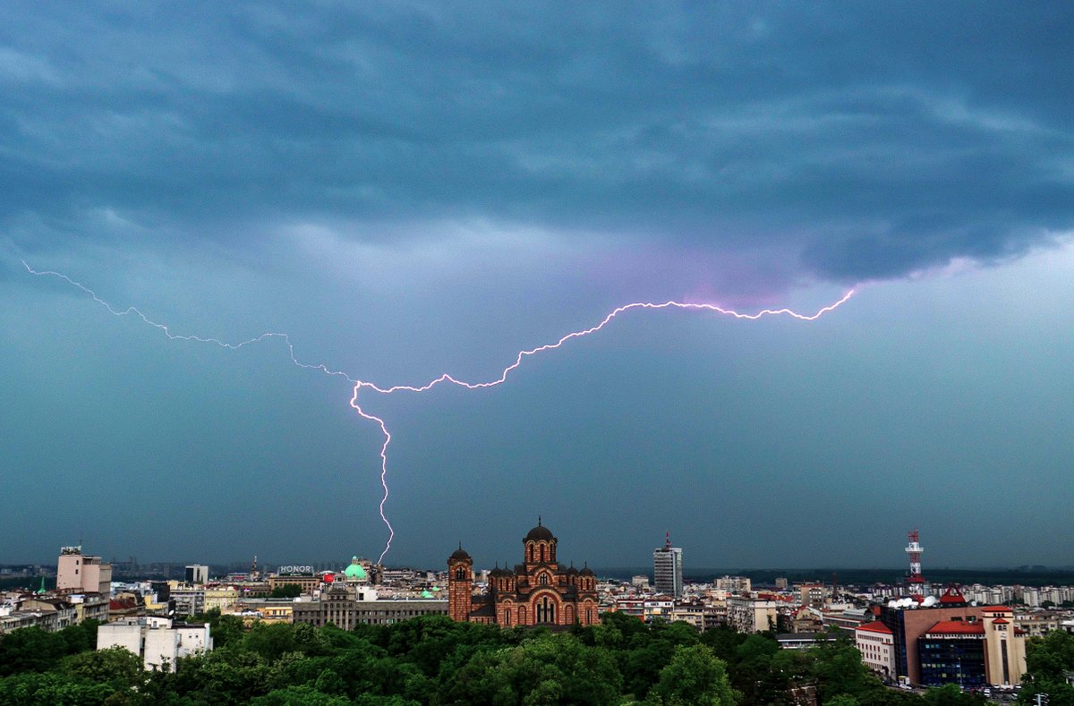 nevremeteam's tweet photo. Lightning strike over the centre of Belgrade this afternoon https://t.co/wyEsSAMhx3
