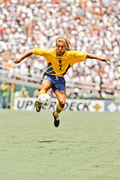 JogaBonitoFiles's tweet photo. The World Cup Files // 024 

Henrik Larsson. Defying gravity in the scorching California heat waves of USA '94.

​#LostFiles #WorldCup #Sweden https://t.co/w1UwM1T0DI