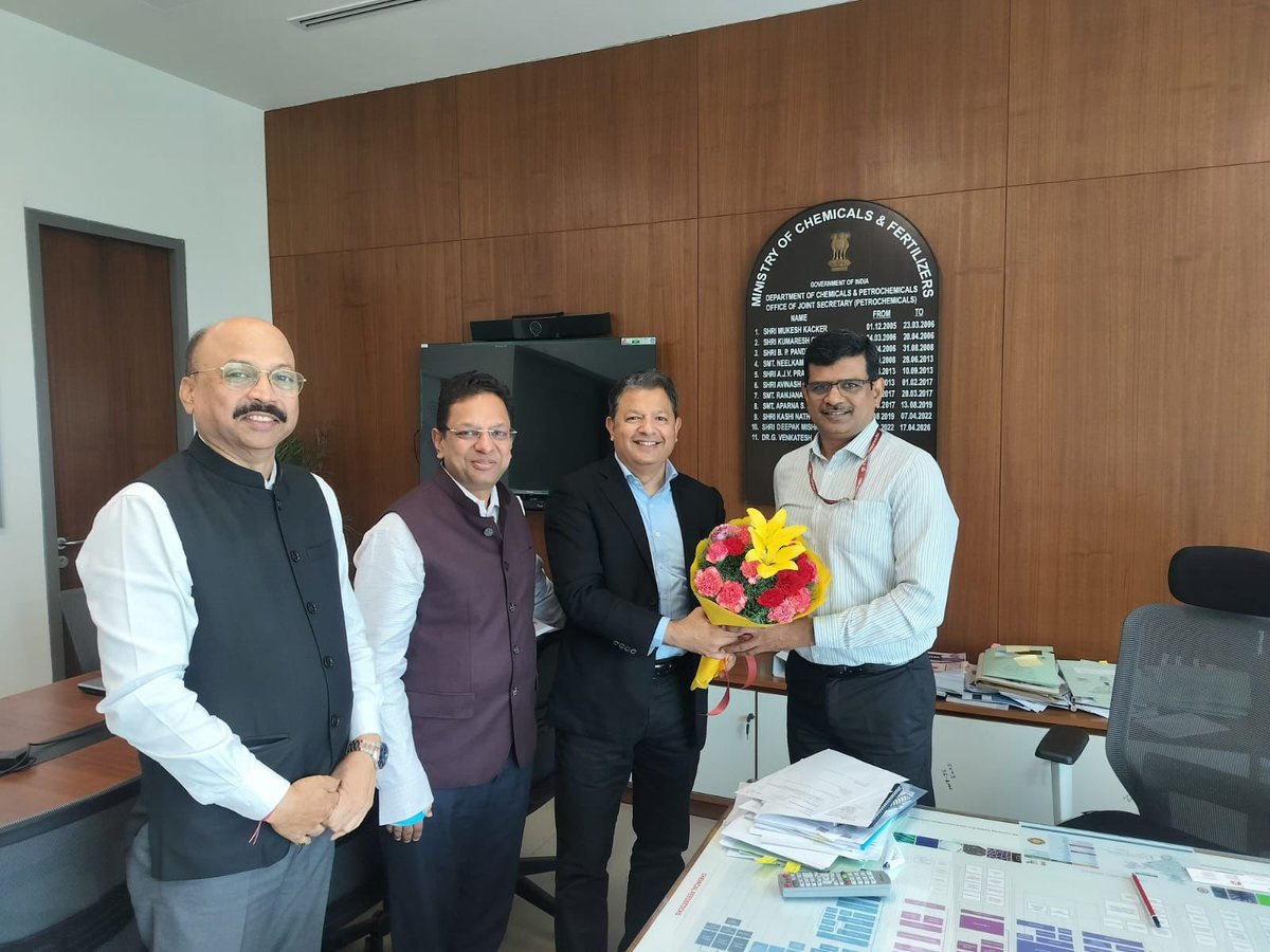 Plexconcil's tweet photo. #Plexconcil Leadership Team comprising Mr. Vikram Bhadauria, Chairman, Mr. Arvind Goenka, Past Chairman, and Mr. Sribash Dasmohapatra, ED, had the pleasure of meeting Dr. G. Venkatesh, Joint Secretary, #DCPC and extending their warm congratulations on his new assignment. https://t.co/n4vArFyK1c