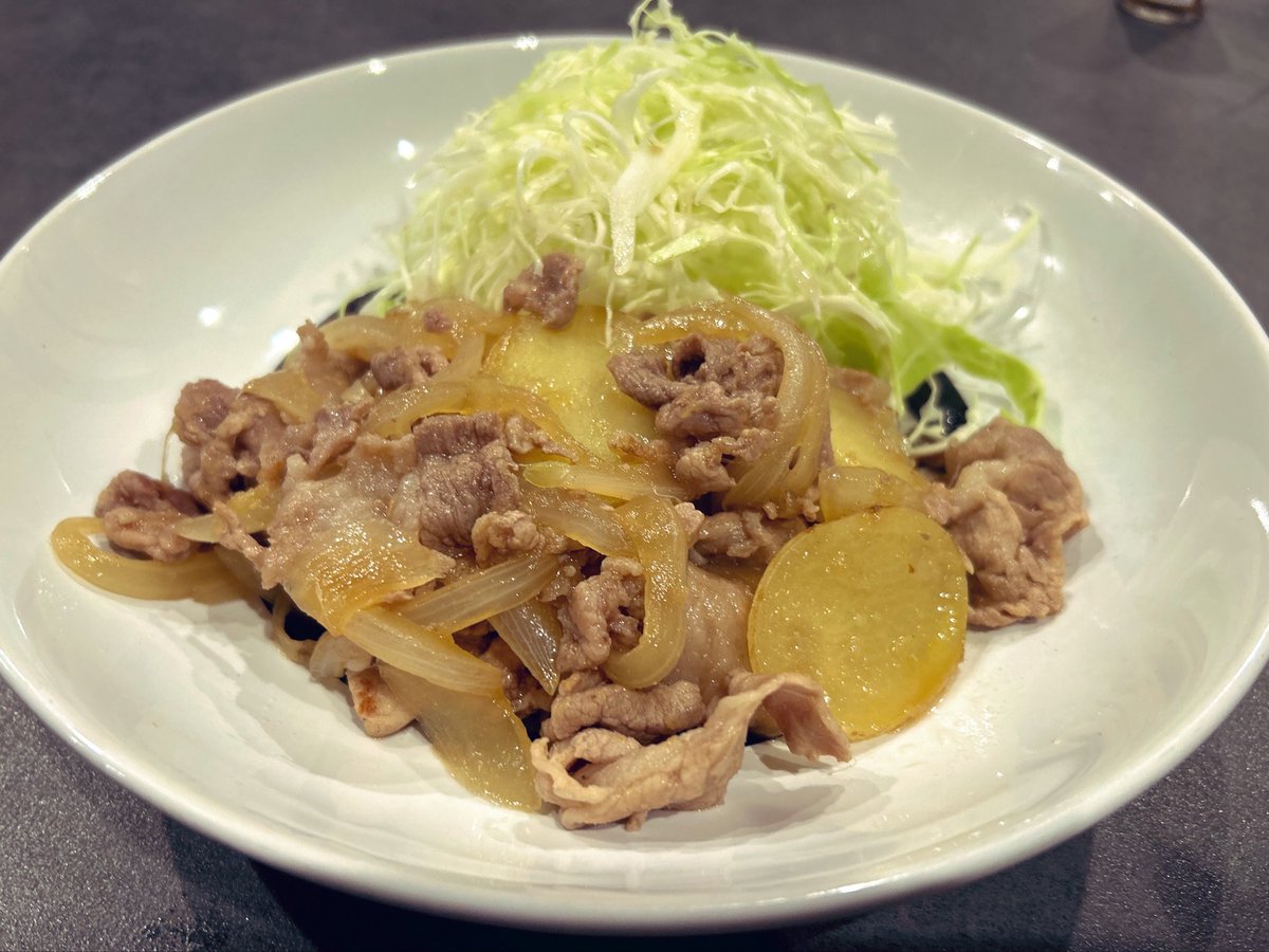 Liabobo3's tweet photo. こんな夜中に…🙏
晩ご飯は、豚肉の生姜焼きでした。（量増しの為に、冷蔵庫にあった新じゃがスライスも）ご飯が進む！私は肉にマヨネーズ少しかけて食べました🍚🍚😆マヨって凄い💕
#Lia飯
#今日の晩ご飯 https://t.co/ZkWl8YiLPd