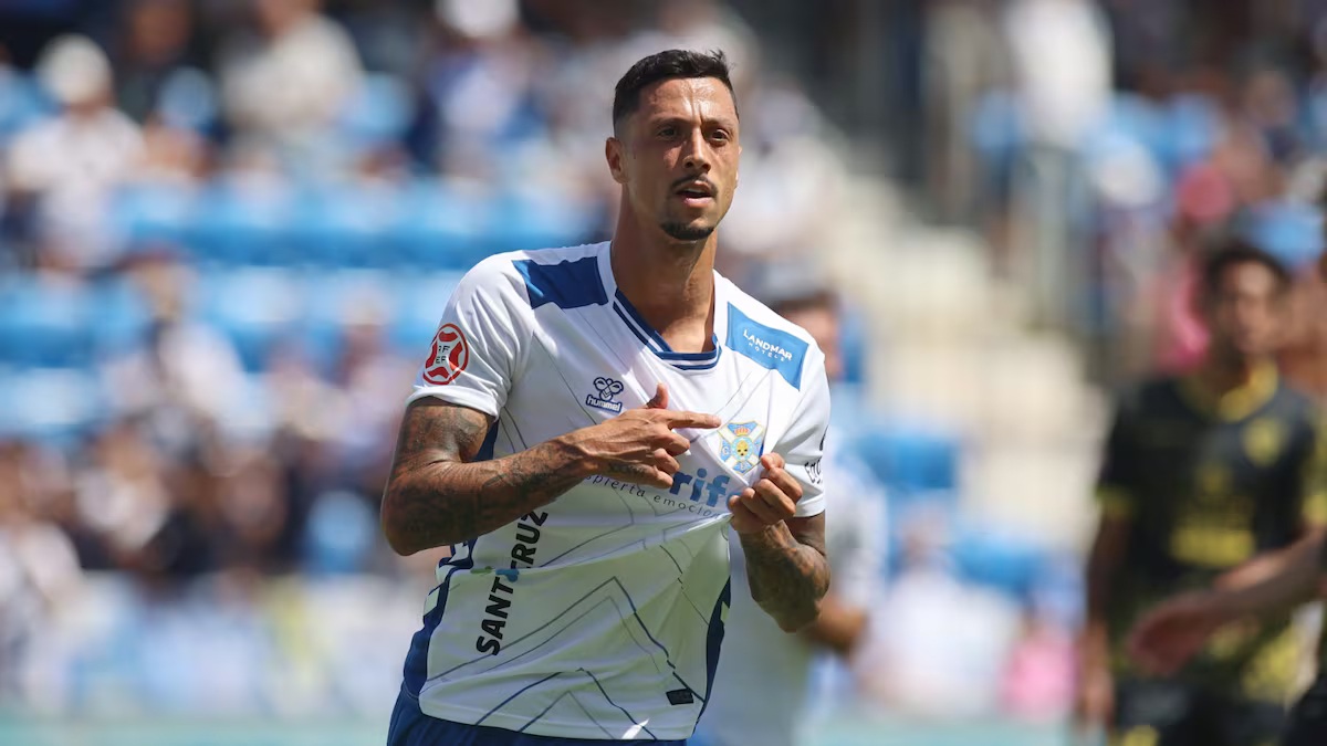 ocr_canarias's tweet photo. 🚨 Maikel Mesa, condenado a ocho meses de prisión

🧑🏻‍⚖️ El jugador del @CDTOficial  sentenciado por atentado y delito de lesiones

✍️ @AleixValero 
https://t.co/NI2gxt0aCO https://t.co/tzF8JVgZN6