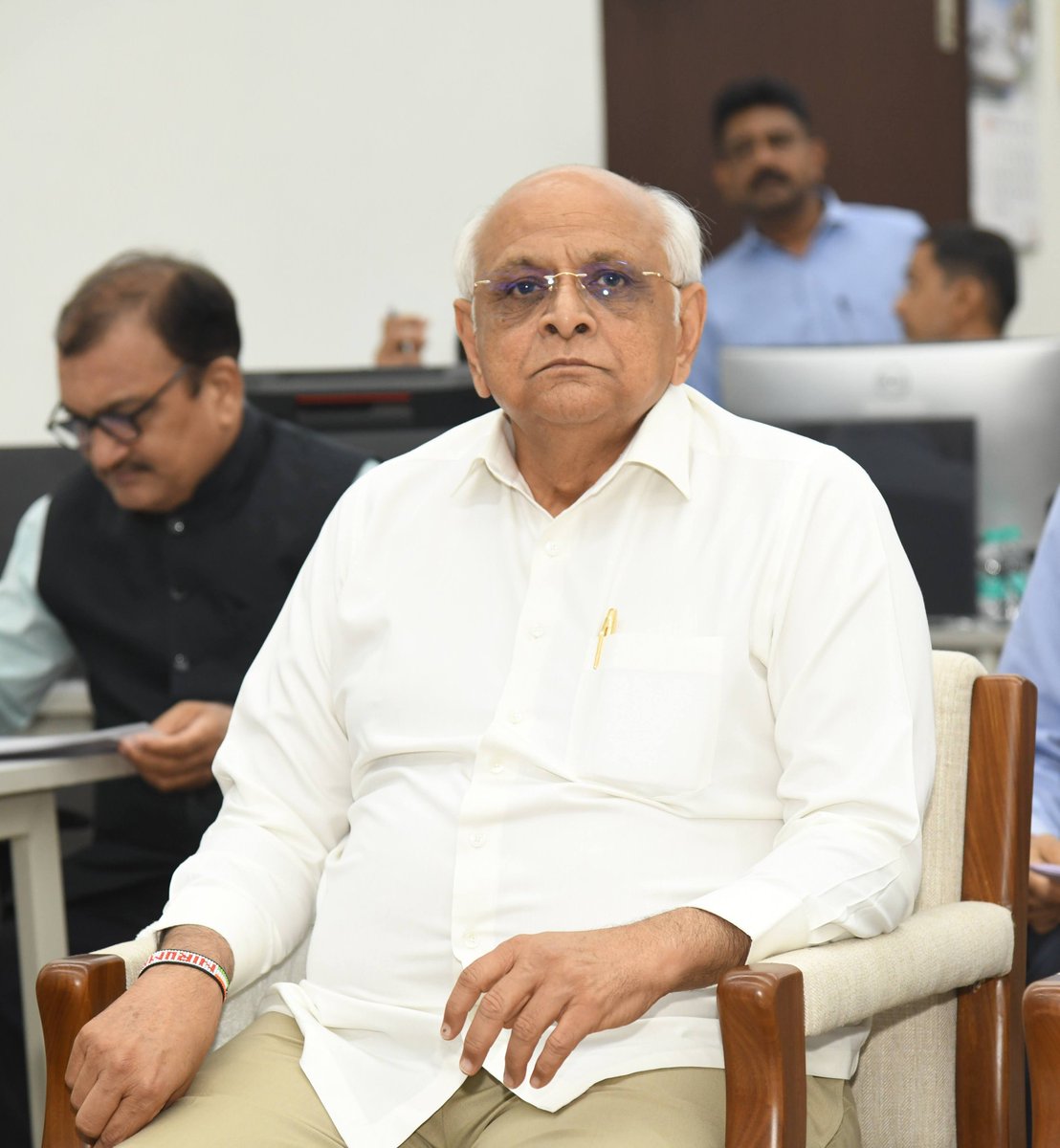 Bhupendrapbjp's tweet photo. આદરણીય રાજ્યપાલ શ્રી @ADevvrat જીના અધ્યક્ષસ્થાને આજે રાજ્યના જિલ્લા કલેકટર્સ, ડીડીઓ અને મ્યુનિસિપલ કમિશનર્સ સાથે વીડિયો કોન્ફરન્સ યોજીને ગુજરાતમાં પ્રાકૃતિક ખેતીનો વ્યાપ વધારવા અંગે ચર્ચા કરી. 

પ્રાકૃતિક કૃષિ પેદાશોના વેચાણ માટે આગામી એક મહિનામાં મ્યુનિસિપલ કોર્પોરેશન સ્તરે, જિલ્લા સ્તરે અને તાલુકા સ્તરે કાયમી વેચાણ કેન્દ્રો શરૂ કરવામાં આવે તેવી પ્રેરણા માનનીય રાજ્યપાલશ્રીએ આપી. 

​ધરતી માતાના સ્વાસ્થ્ય અને માનવજીવનના કલ્યાણ માટે રાસાયણિક ખાતરોથી મુક્ત પ્રાકૃતિક ખેતી એ સમયની માંગ છે. 

માનનીય વડાપ્રધાન શ્રી @narendramodi જીના આત્મનિર્ભર ભારતના સંકલ્પને સાકાર કરવા, સમગ્ર વહીવટી તંત્ર મિશન મોડમાં કામ કરે અને વધુને વધુ ખેડૂતોને સાયન્ટિફિક માહિતી આપીને આ જન-આંદોલન તરફ પ્રેરિત કરે તેવું આહવાન કર્યું.