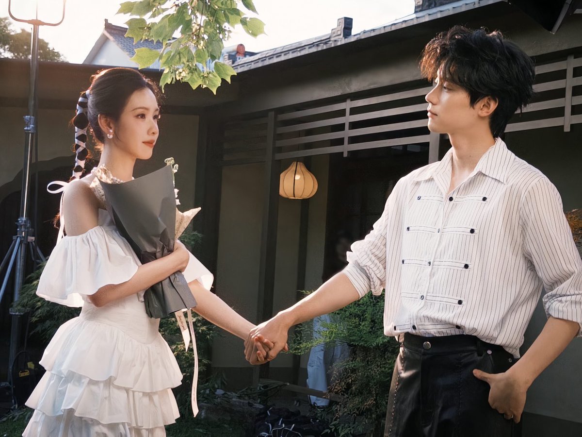 Mycppppp_'s tweet photo. แงง รูปดีมาก มู้ด &amp; โทนดีมาก เรียกว่าโทนแฟนชัด ๆ ชอบความจับมือ ชอบสุดยกช่อดอกไม้ขึ้นบัง พวกชีมีลูกเล่น พี่จ๋าหมาเด็กจริง ๆ 🥹🩷

#เฉินตูหลิง #โจวอี้หราน
#พลิกชะตาเหนือฟ้า #AshesToCrown https://t.co/bxbUWJO5j7