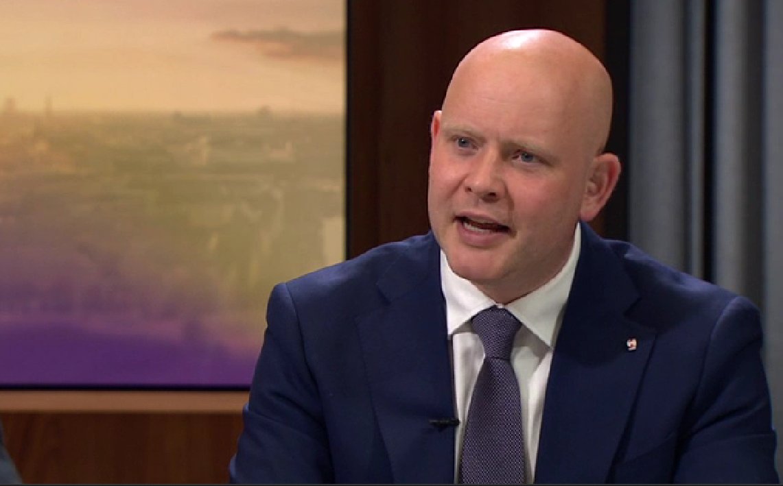 LisaOlsson2's tweet photo. Den arrogante skaldede idiot som skatteminister. Kan han regne eller er hans hoved fuldt af kokain?
#dkpol https://t.co/EmFJD6nBcq