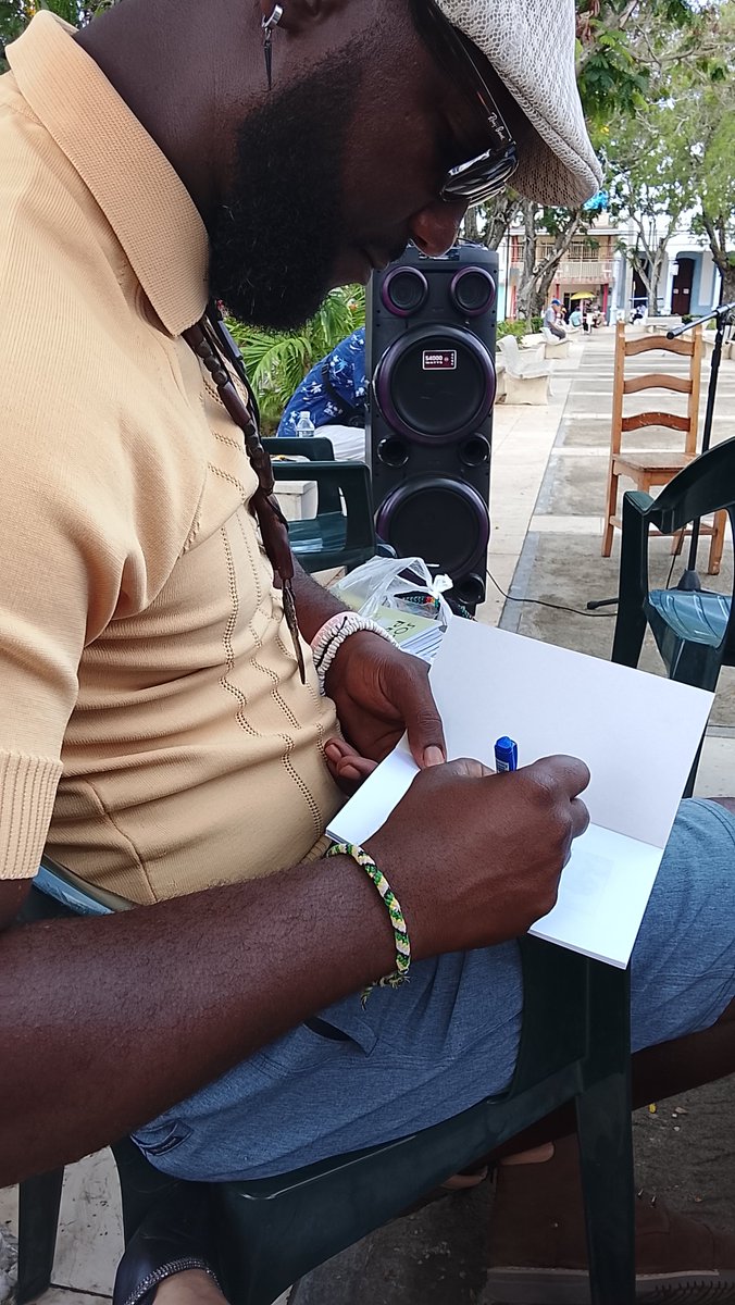 editorial70182's tweet photo. Los amigos que siempre acompañan. Yadián Carbonell, llegó desde la Isla de la Juventud, para ofrecer su poesía.
Estamos de aniversario 35.
#somossanlope
#LasTunas
#LeerEsCrecer https://t.co/2HXesbTsLR